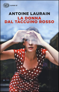 Donna dal taccuino rosso 