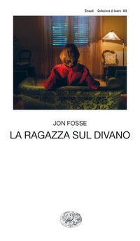 Ragazza sul divano 