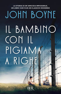 Bambino con il pigiama a righe 