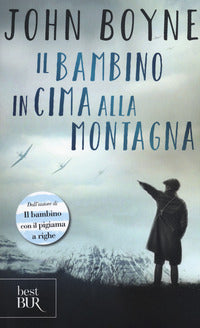 Bambino in cima alla montagna 