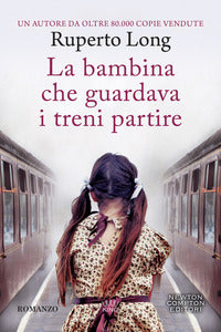 Bambina che guardava i treni partire 