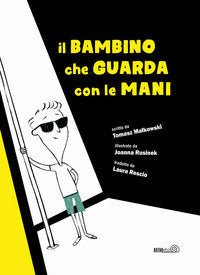 Bambino che guarda con le mani 