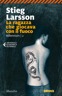 Ragazza che giocava con il fuoco 